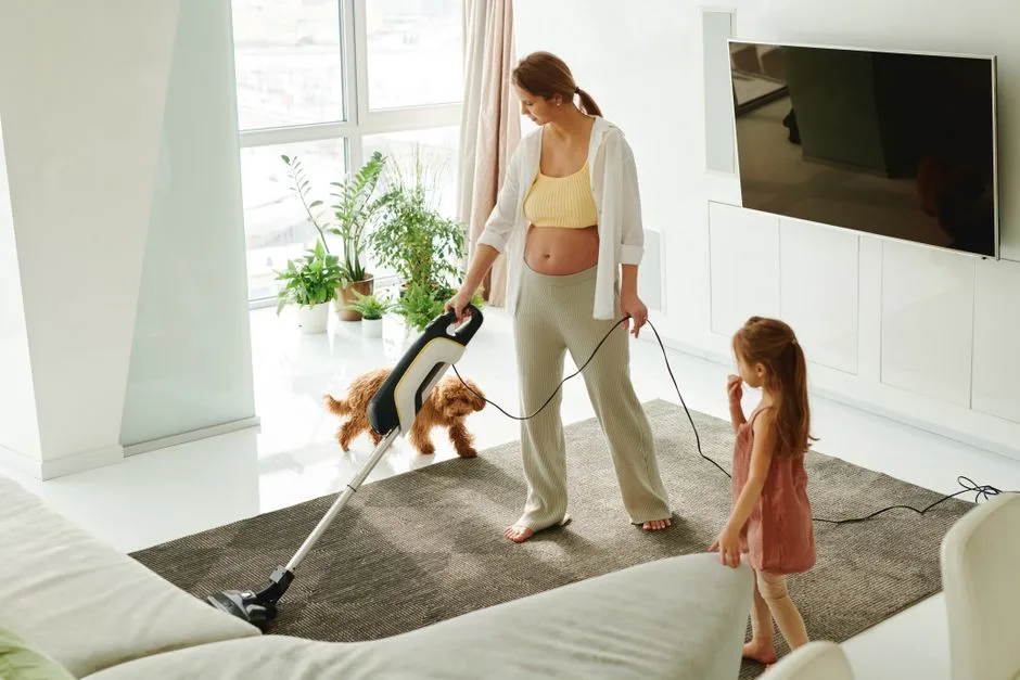 Aspirateur traîneau et aspirateur balai sans fil posés côte à côte sur un parquet clair
