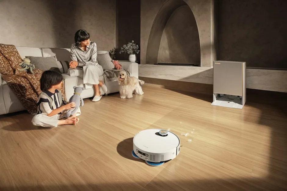 Aspirateur robot en fonctionnement sur un parquet de salon