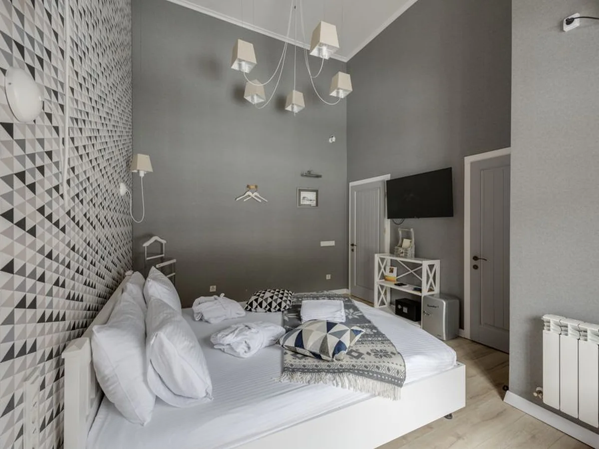 La chambre de Thomas R. à Strasbourg, murs satinés et plafond velours