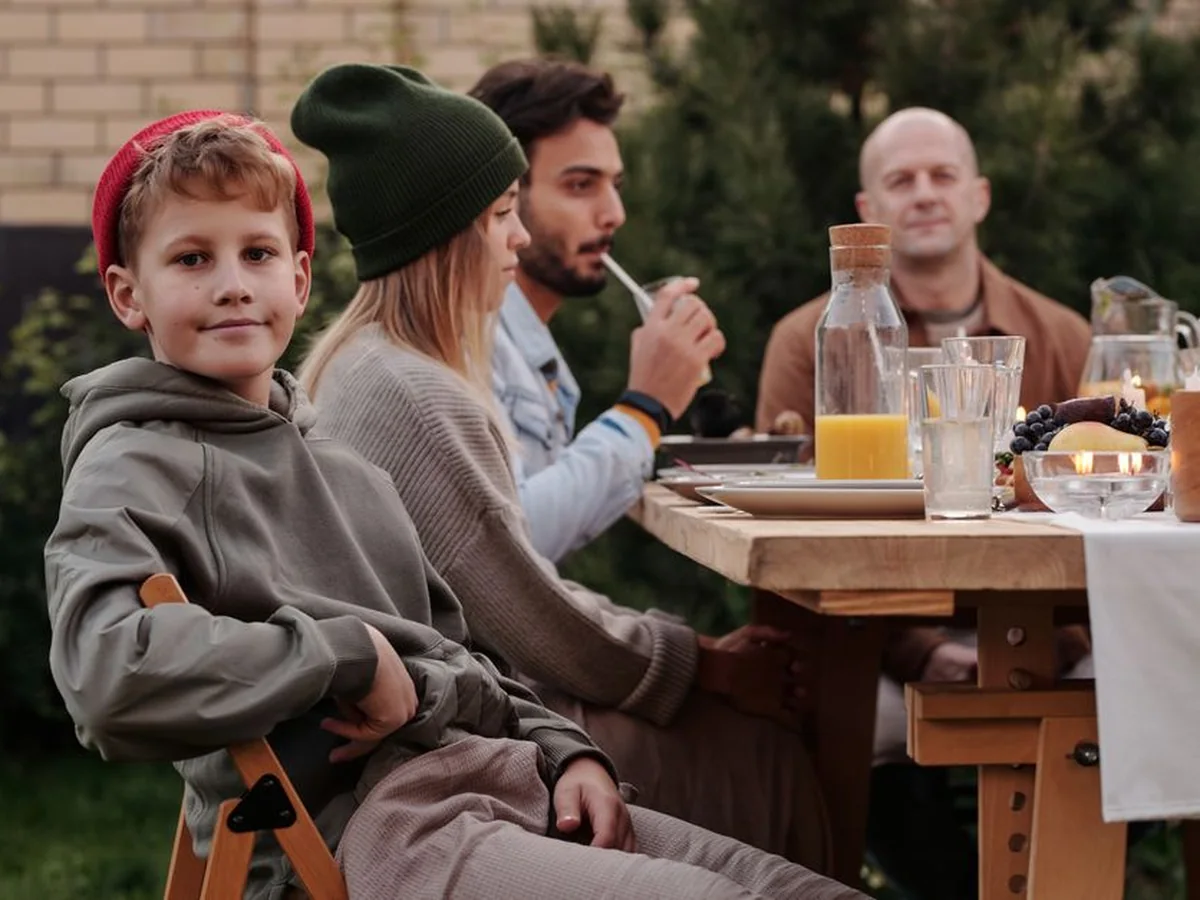 La table en bois de Nadia K. à Lille, entourée de ses chaises