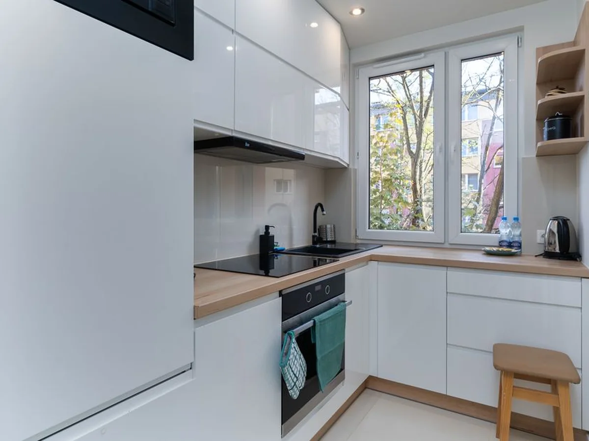 La cuisine de 8 m² de Sonia B. à Lyon, rangée jusqu’au plafond