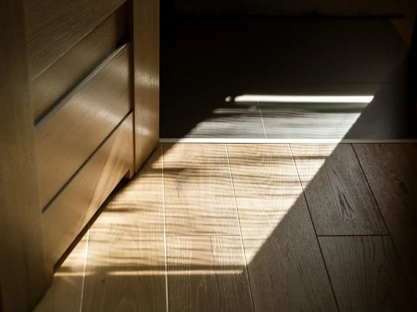 Parquet chêne éclairé par le soleil du matin