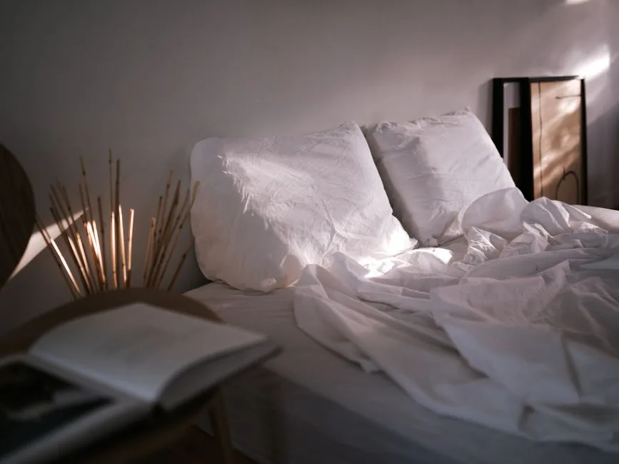 Linge de lit en lin dans une chambre claire