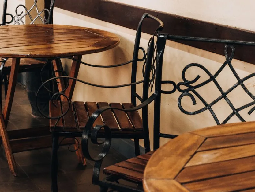 Table et chaises anciennes sur une terrasse ensoleillée
