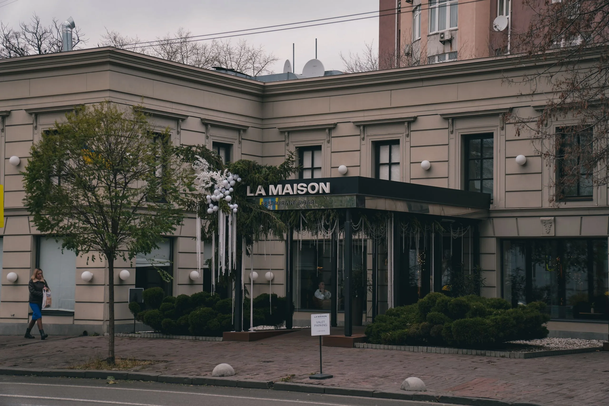 Façade chaleureuse d'une maison avec entrée accueillante