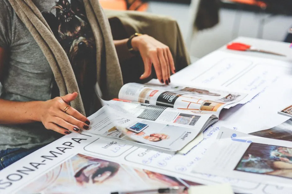 Les cinq signatures de Maison Magazine réunies dans la pièce où passent les épreuves