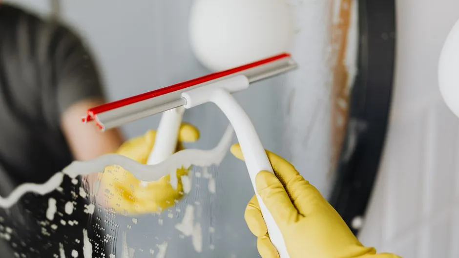 Paroi de douche en verre nettoyée à la raclette